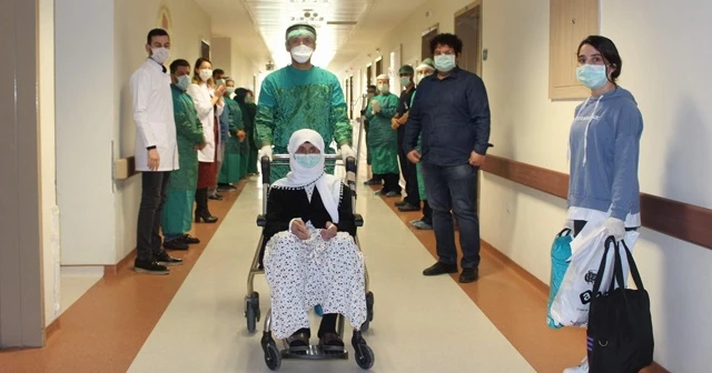 Koronavirüsü yenen 75 yaş üstü 3 hasta alkışlarla taburcu oldu