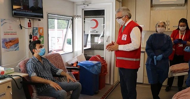 Koronavirüsü yenen erkek hemşire hastalara umut oldu