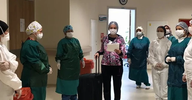 Koronayı yenen genç hemşire, alkışlarla taburcu oldu