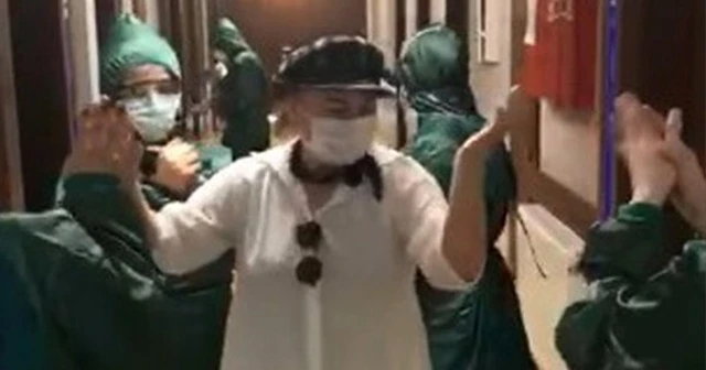 Koronayı yenen hemşire penguen dansı ile taburcu oldu