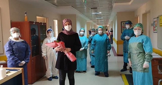 Koronayı yenen Şifanur hemşire alkışlarla taburcu oldu