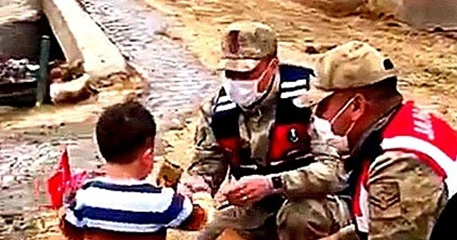 Köye gelen askerlerden yürek ısıtan görüntü