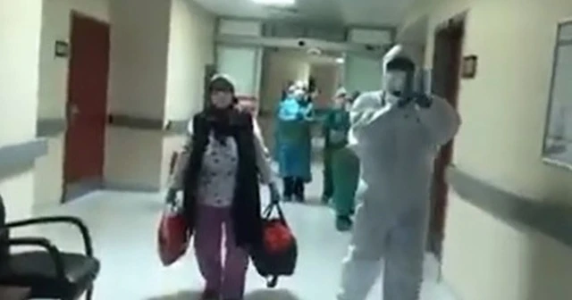 Kronik hastılığı bulunan yaşlı kadın koronavirüsü yendi!