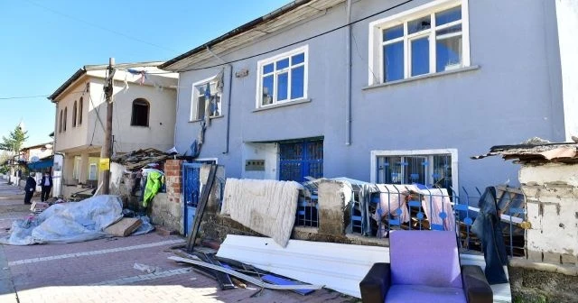 Malatya’da çöp evden 8 kamyon çöp çıkarıldı