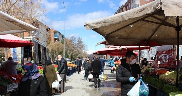 Maskesini takan pazara koştu