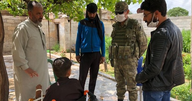 Mehmetçik, PKK/YPG&#039;nin sakat bıraktığı Suriyeli çocuğu ziyaret etti