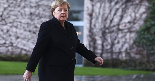 Merkel: İbadethanelerinde bir araya gelemeyen tüm inananlarla zihnen beraberim