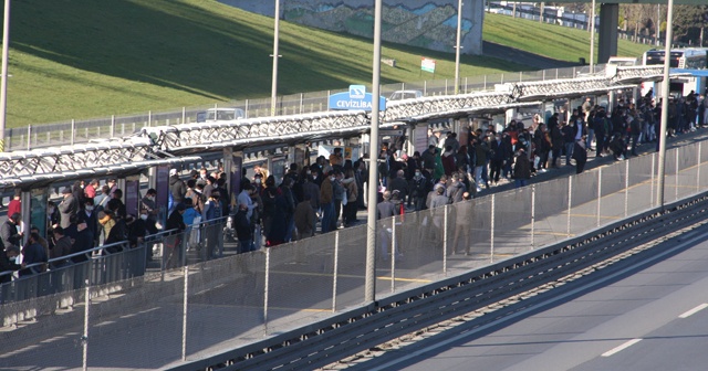 Metrobüs kazası nedeniyle Cevizlibağ’da yolcu yoğunluğu: Sosyal mesafe hiçe sayıldı