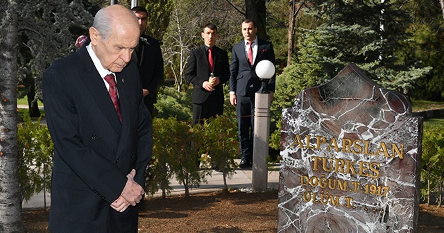 MHP lideri Bahçeli, Türkeş&#039;in mezarını ziyaret etti