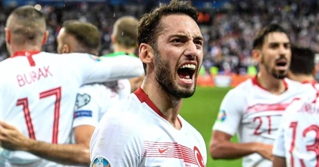 Milli futbolcu Çalhanoğlu'ndan 'Virüse pas yok, evde kalıyoruz' mesajı