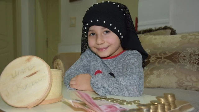 Minik Fatmanur, kumbarasındaki parayı Milli Dayanışma Kampanyası'na bağışladı