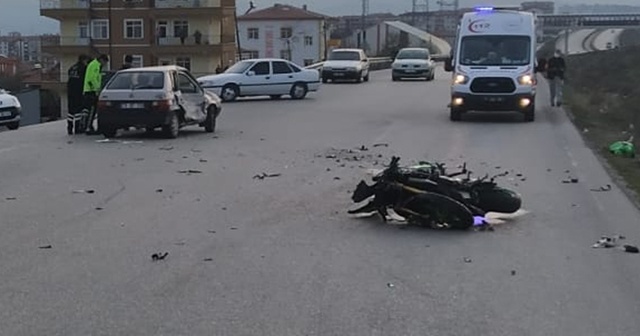 Motosiklet ile otomobil çarpıştı: 3 yaralı