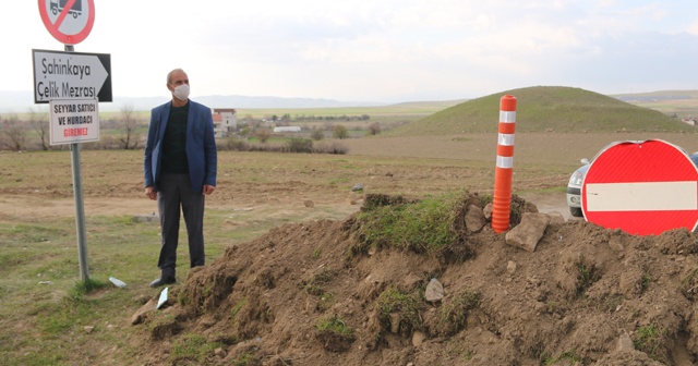 Muhtar bir çok yolu kapattı, seyyar satıcı ve hurdacıların girişlerini yasakladı