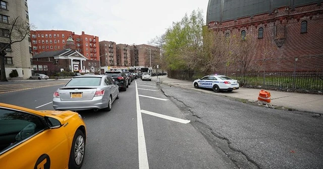 New York'ta bazı sokaklar yayalara 'sosyal mesafe' alanı için araç trafiğine kapatılacak
