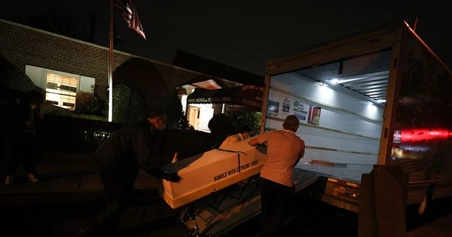 New York'ta günlerdir sokakta bekletilen kamyonlarda onlarca ceset bulundu