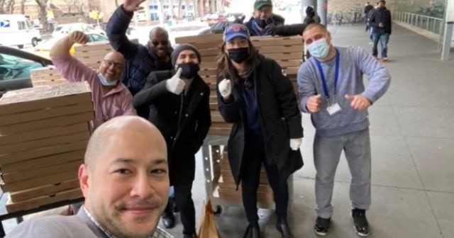 New York&#039;un Türk pizzacısı Hakkı Akdeniz, evsizlere ve Türk öğrencilere pizza ve maske dağıttı