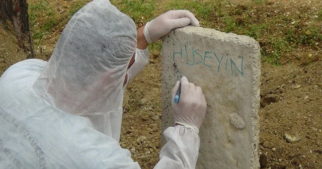 Öldükten sonra korona testi pozitif çıkan genç, özel kıyafetli ekip tarafından toprağa verildi
