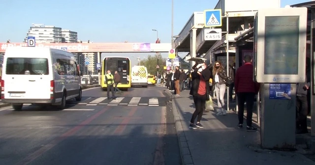 Otobüs duraklarında sosyal mesafeye dikkat edilmedi