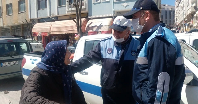 Pazara girmek isteyen yaşlı kadın: Bırakın beni, kendim görüp alayım