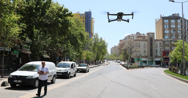 Polis, boşalan cadde ve sokakları drone ile denetledi