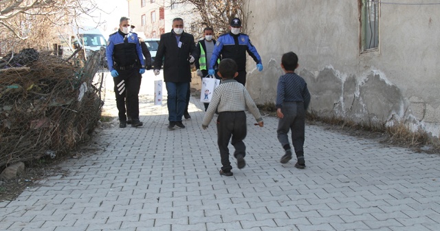 Polis ekipleri minik kardeşlerin isteğini geri çevirmedi