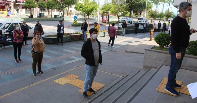 PTT önündeki örnek sosyal mesafeli yoğunluk