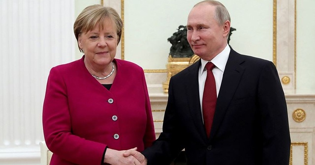 Putin, Merkel ile telefonda görüştü