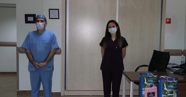 Rize'de 2 hemşire koronavirüsü yenerek alkışlarla göreve döndü