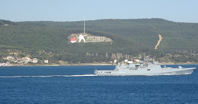 Rus savaş gemileri Çanakkale Boğazı&#039;ndan geçti