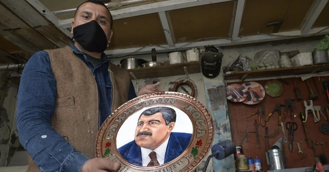 Sağlık Bakanı Koca’nın fotoğrafı bakır tepsiye işlendi