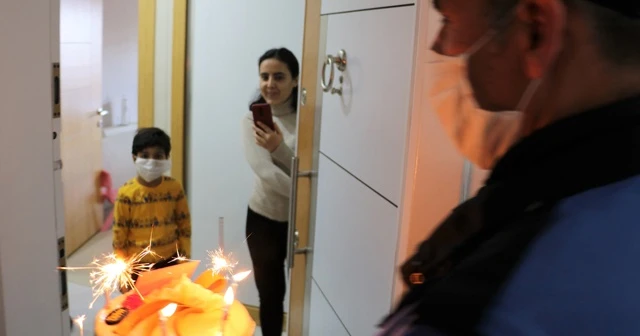 Sağlık çalışanı anneyi ağlatan doğum günü sürprizi