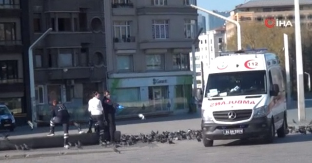 Sağlık çalışanları Taksim’deki kuşları besledi