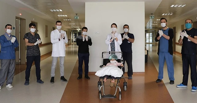 Sağlık çalışanlarını alkışlarken balkondan düşerek yaralanan minik kız taburcu oldu