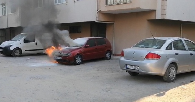 Sahibinin çalıştıramadığı otomobil yandı