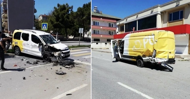 Sakarya’da boş yolda 2 PTT aracının çarpıştığı kaza şaşırttı