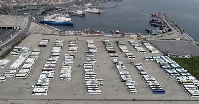 Seferleri durdurulan otobüsler Yenikapı Miting Alanı&#039;nı doldurdu