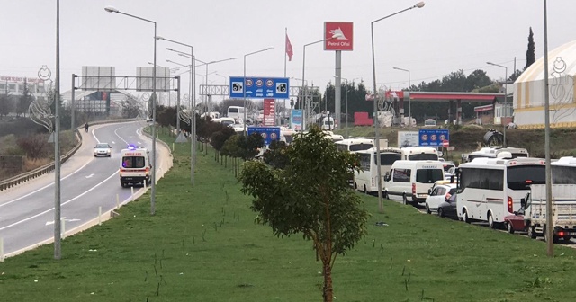 Şehrin girişinde uzun kuyruklar oluşunca, ambulans ters şeritten gitmek zorunda kaldı