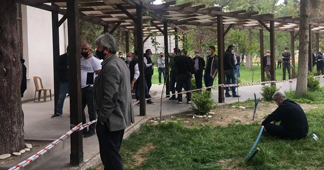 Seyahat izni almak isteyen vatandaşlar, uzun kuyruk oluşturdu