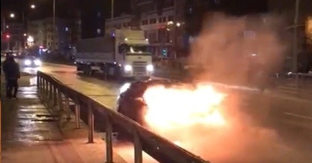 Seyir halindeki araç alev alev yandı