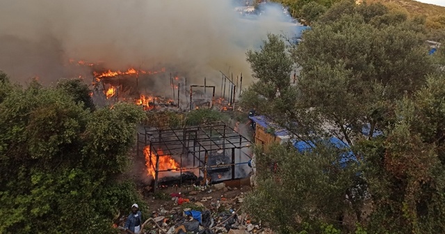 Sisam Adası’ndaki yangınzede göçmenler sokaklarda yatıyor