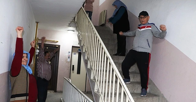 65 yaş üstü vatandaşlar apartmanda spor yapıyor