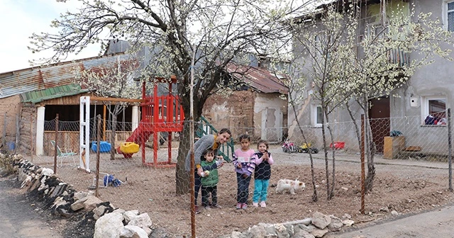 Sokağa çıkamayan çocukları için evinin bahçesine park kurdu