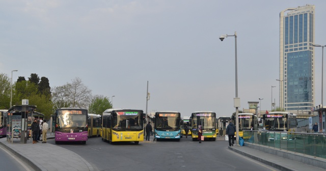 Sokağa çıkma kısıtlaması sona erdi, işe gitmek zorunda olanlar yola çıktı