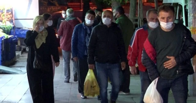 Sokağa çıkma kısıtlamasına dakikalar kala marketlerde yoğunluk yaşandı