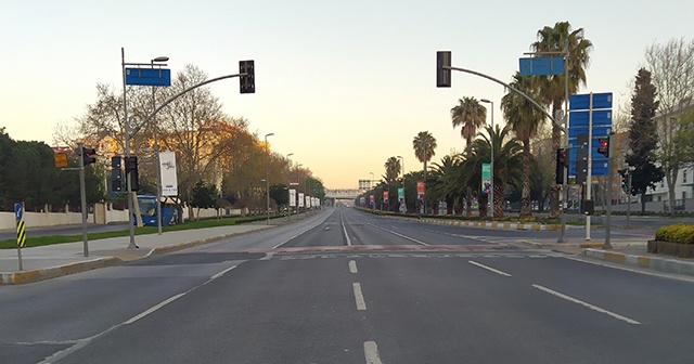 Sokağa çıkma kısıtlamasıyla İstanbul’da yollar boş kaldı