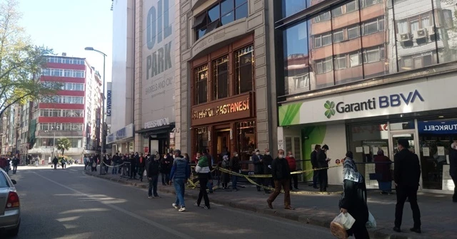 Sosyal mesafeyi hiçe sayarak metrelerce kuyruk oluşturdular