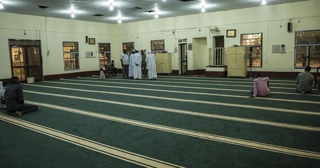 Sudan'da camilerde cemaatle namaz kılınmasını askıya alındı