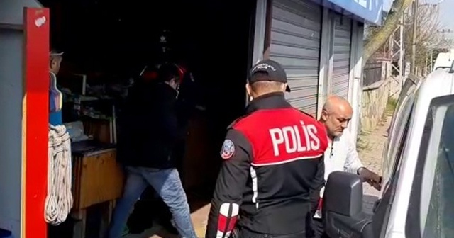 Sultangazi’de polis ekipleri, yasağa uymayan marketi bastı