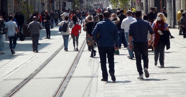 Taksim’de yunuslar maskesiz dolaşanlara göz açtırmıyor