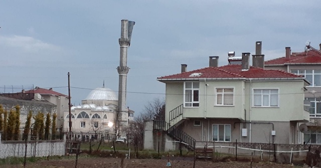 Tekirdağ’da şiddetli fırtına cami minaresini yıktı